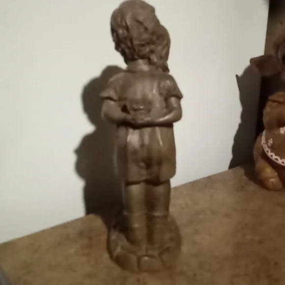 Vintage Faux Bronze Wood Carved Garden Statue 1970-80's Boy & Girl Kissing - Picture 6 of 7